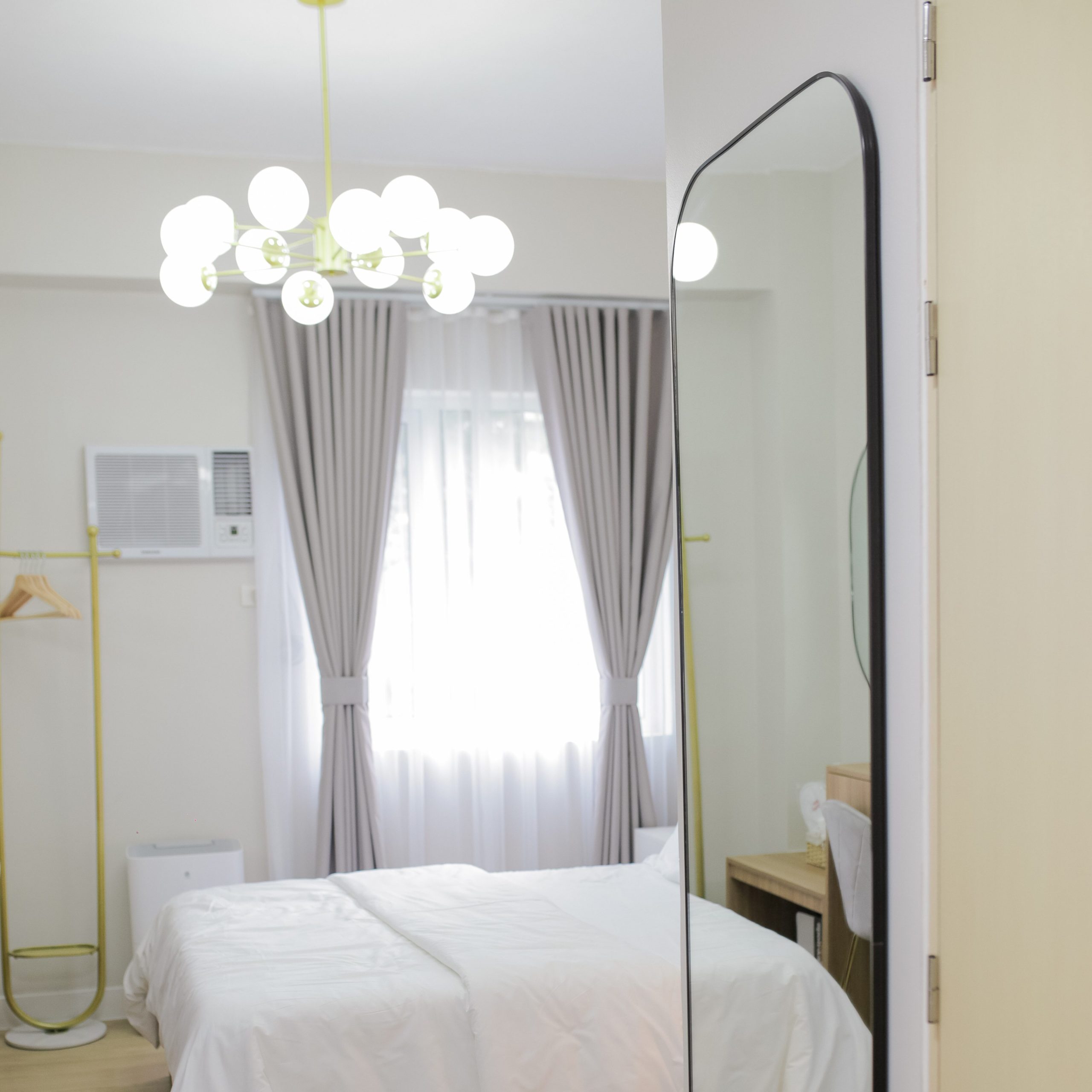 The view upon entry from the outside which shows the full body mirror on the right. The light on the ceiling with twelve bulbs.